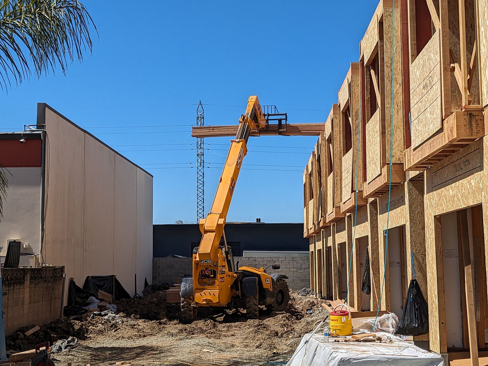 Sahada çalışan Manitou telehandler